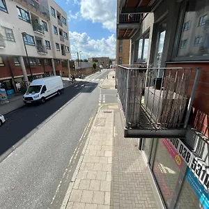 https://london-modern-flat-near-transports.cambridgehotelsuk.com